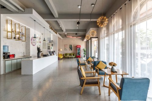 LuckySeven芭乐酒店(临高汽车站城市购物公园店)