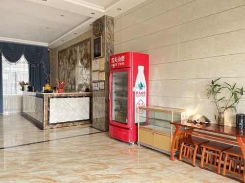 乐东利国新皇冠假日酒店
