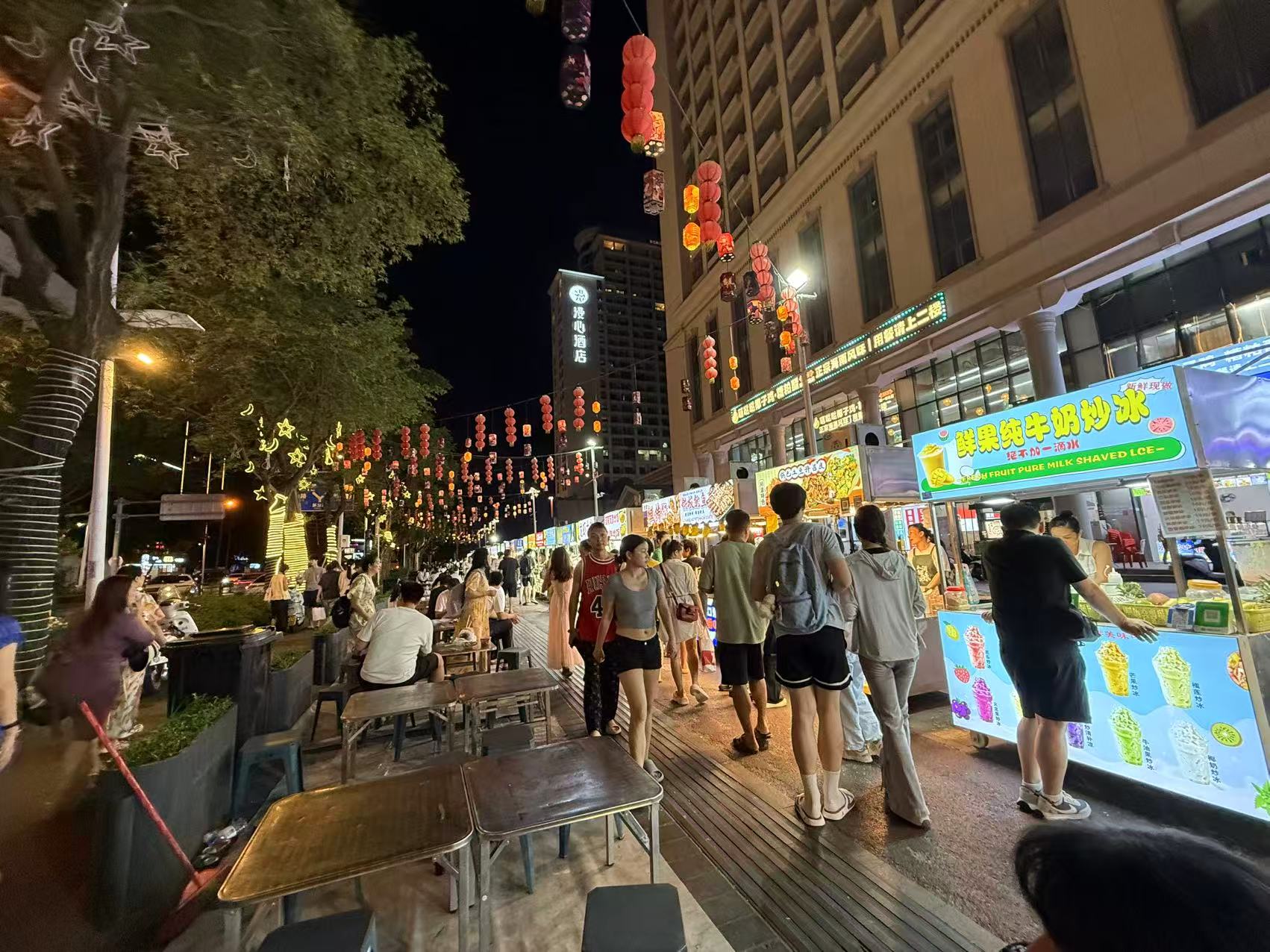 三亚第一市场夜市鲜果纯牛奶炒冰