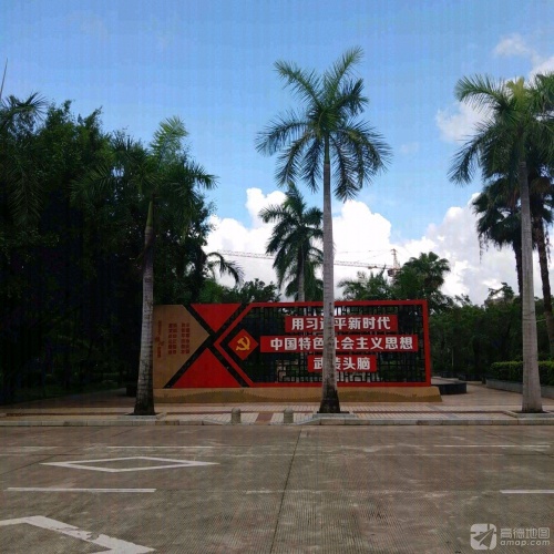 亚龙湾站站前广场
