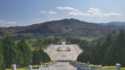 Wuzhishan Travel Guide 2026: Attractions, Food and Local Tips