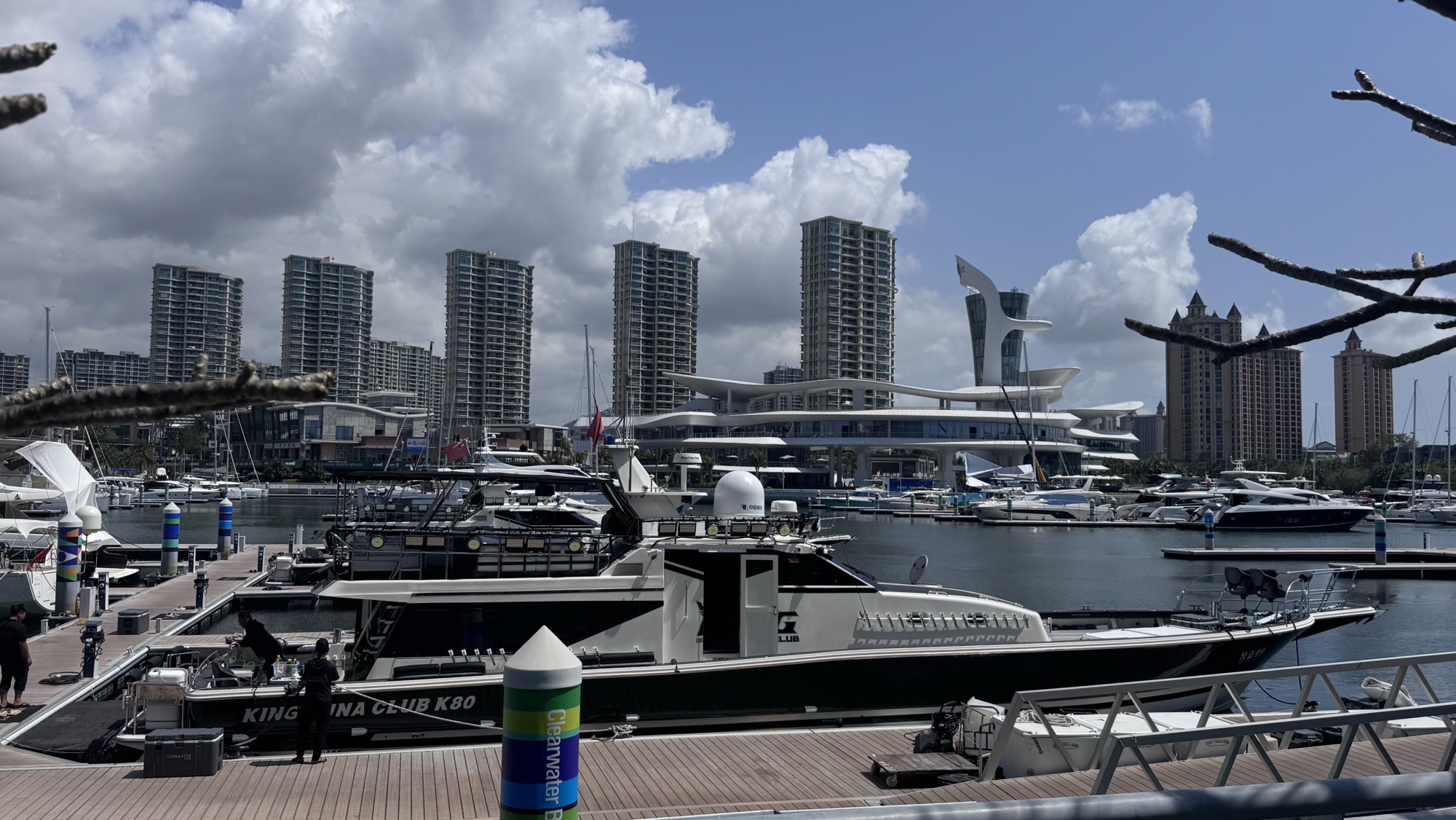 陵水黎族自治县之旅不可错过：清水湾国际游艇小镇深度体验指南