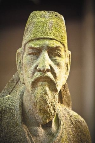 海南大学海甸校区胡铨雕塑
