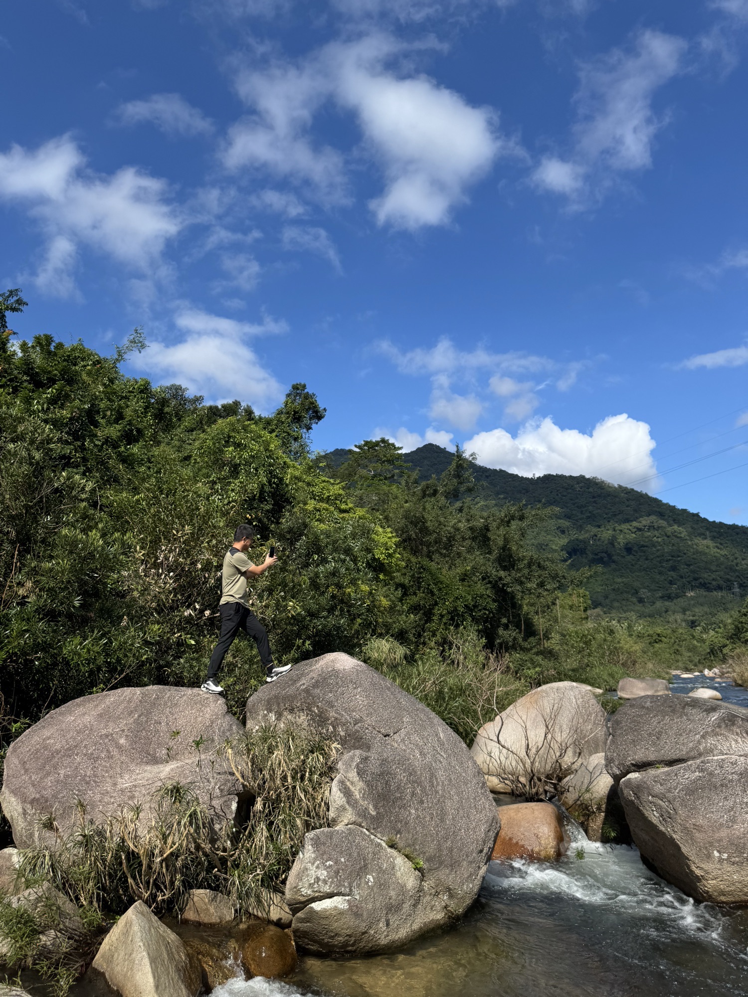 吊罗山河谷石滩